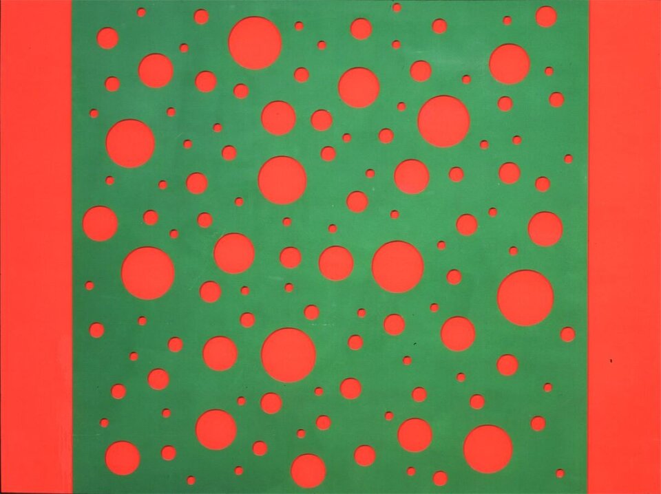 Ilustracja interaktywna przedstawia dzieło Wen‑Ying Tsai „Superimposed Painting‑Random Field”. Na czerwonym tle znajduje się zielony kwadrat z wyciętymi kółkami różnej wielkości. Obraz jest typowym przykładem sztuki op‑artu opierającej się na silnym kontraście kolorystycznym. Zestawienie czerwieni i zieleni wywołuje wrażenie głębi w obrazie oraz iluzję ruchu.