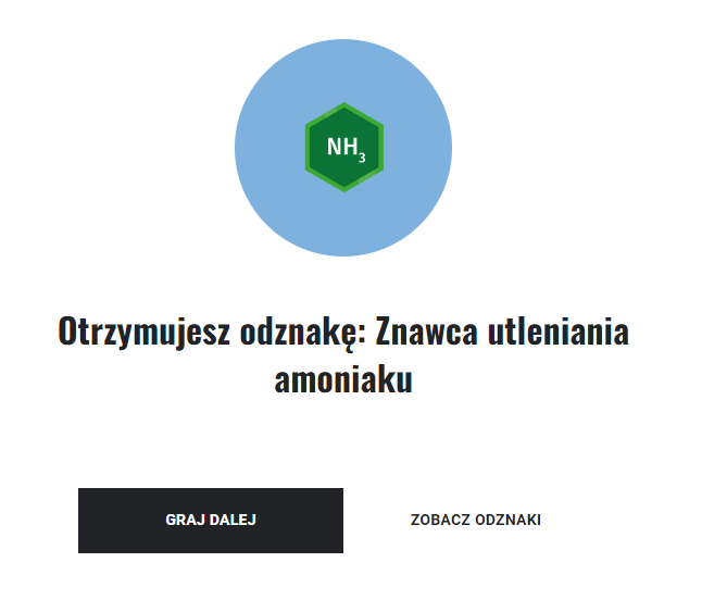 Ilustracja przedstawia odznakę, którą można zebrać w grze. Jest to odznaka Znawcy utleniania amoniaku NH3. Poniżej przyciski: Graj dalej oraz Zobacz odznaki.