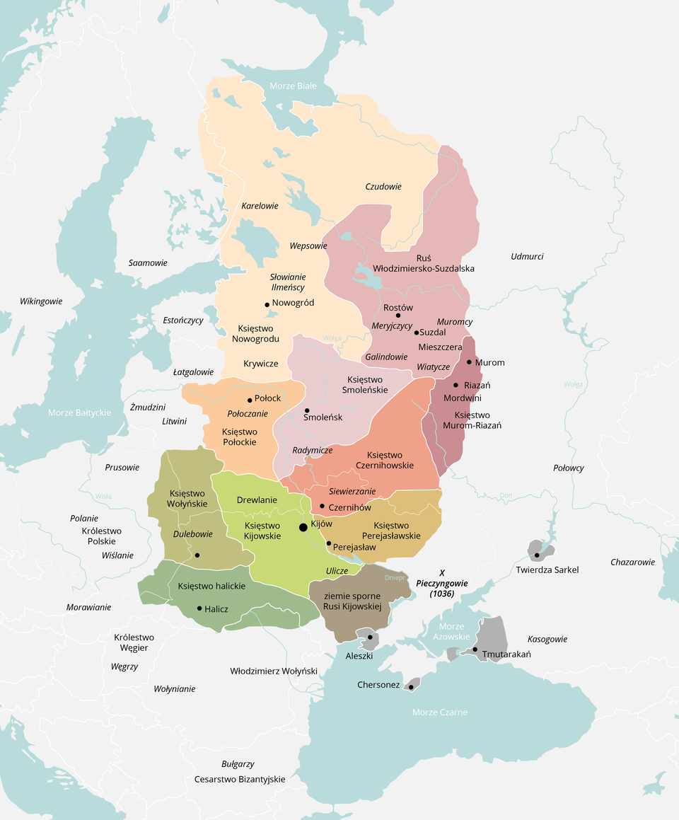 Mapa przedstawia rozbicie dzielnicowe Rusi Kijowskiej. Najważniejszy księstwa wchodzące w skład Rusi Kijowskiej to: Księstwo Nowogrodu (położone w zachodniej części Rosji  na wysokości Litwy, Łotwy oraz Finlandii). Księstwo Połockie (obecna Litwa). Księstwo Wołyńskie (dzisiejsza wschodnia Polska oraz niewielka część zachodniej Białorusi). Księstwo halickie (teren Słowacji). Księstwo Kijowskie (wschodnia Ukraina). Posiadłości Kombatantów Rusi Kijowskiej (dzisiejsza Rumunia). Księstwo Perejasławskie (współcześnie tereny Mołdawii). Księstwo Czernihowskie (dzisiejsza Ukraina). Księstwo Smoleńskie (tereny dzisiejszej Białorusi). Księstwo Murom Riazań (na granicy Białorusi z Rosją). Ruś Włodziemiersko Suzdalska (zachodnia Rosja).