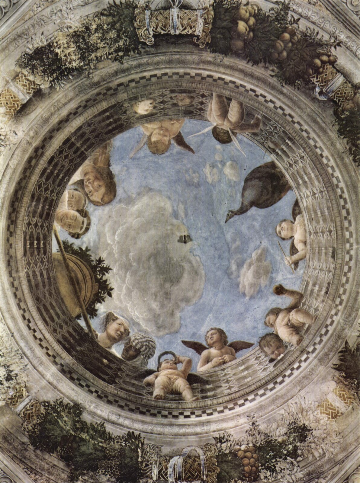Ilustracja przedstawia dzieło Andrea Mantegna - Plafon w Camera degli Sposi. Pośrodku sklepienia Mantegna namalował otwór, przez który prześwituje niebo z chmurami. Przez balustradę wychylają się służące. Na krawędzi siedzi paw. Naprzeciwko niego stoi cebrzyk. Galerię podpierają figlarne putta. Zza balustrady wychylają się aniołki. Scenę otacza wieniec z gałęzi i owoców.