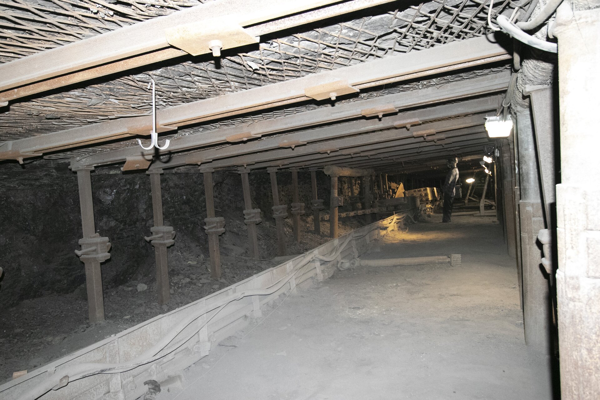 Obudowa prosta podporowo‑kotwowa z podciągami