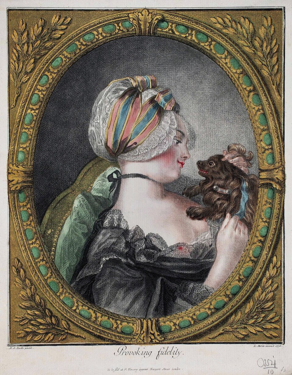 Obraz przedstawia portret kobiety z małym psem. Kobieta siedzi prawym profilem do widza. Na głowie ma czepek przewiązany kolorowymi tasiemkami. Kobieta ubrana jest w ciemną suknię z dużym dekoltem. Na szyi kobieta ma zawiązaną na karku czarną cienką tasiemkę. Policzki kobiety są zaróżowione. Wzrok kobiety skierowany jest na małego psa, którego trzyma oburącz przy swojej klatce piersiowej. Rama obrazu jest złota z ornamentami na rogach oraz zielonymi kamieniami otaczającymi namalowaną postać. 