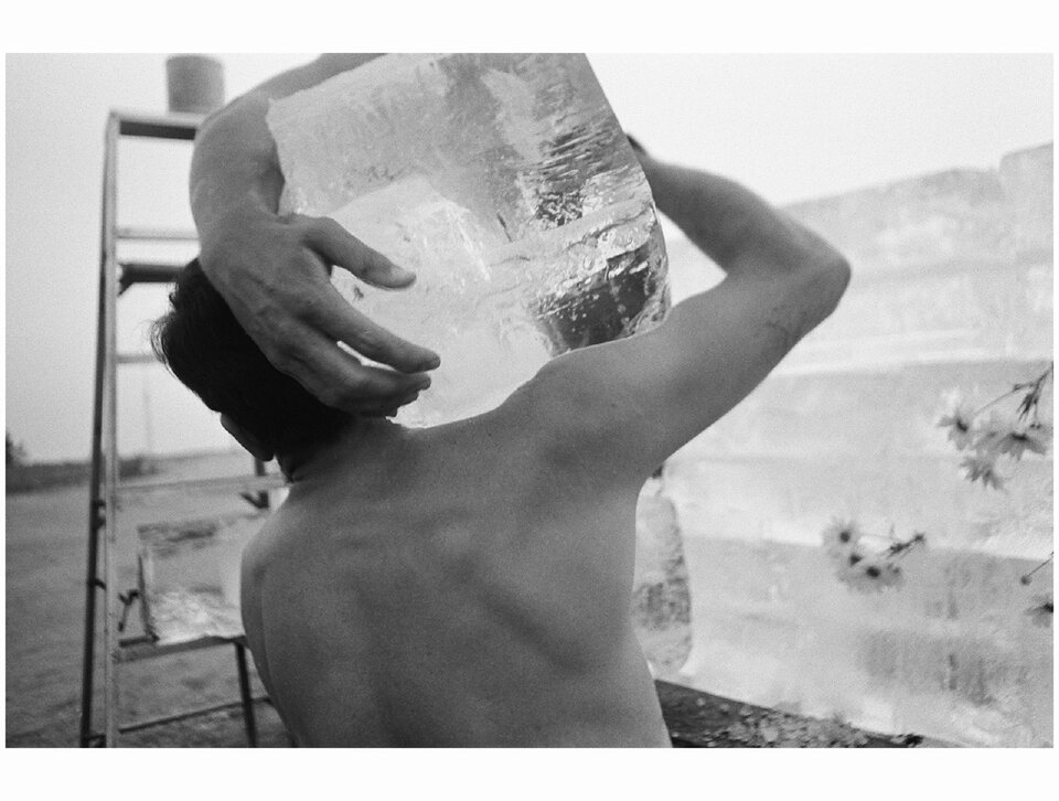 Ilustracja przedstawia fotografię Allana Kaprowa pt. „Fluids”. Ukazuje ona idącego od tyłu mężczyznę z nagim torsem, który niesie na swoim prawym barku bryłę lodową. Jego dłoń nie jest widoczna, zasłania ją bryła, natomiast z drugiej strony widzimy dłoń innego mężczyzny chwytającego za bryłę, co powoduje, iż odbiorca dostrzega w pierwszej chwili tylko jedną rękę o nienaturalnych rozmiarach. W tle widoczna jest lodowa konstrukcja a obok niej drabina.