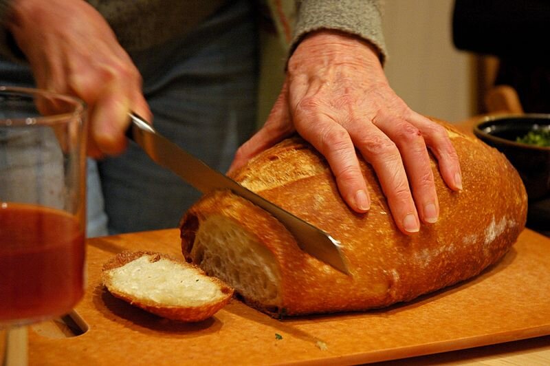 Krojenie chleba Krojenie chleba Źródło: Wonderlane, licencja: CC BY-SA 2.0.