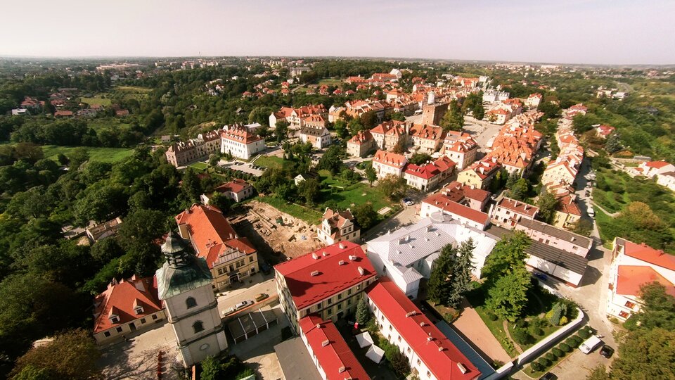 Zdjęcie wykonane z lotu ptaka przedstawia kompleks budynków na starówce w Sandomierzu. 