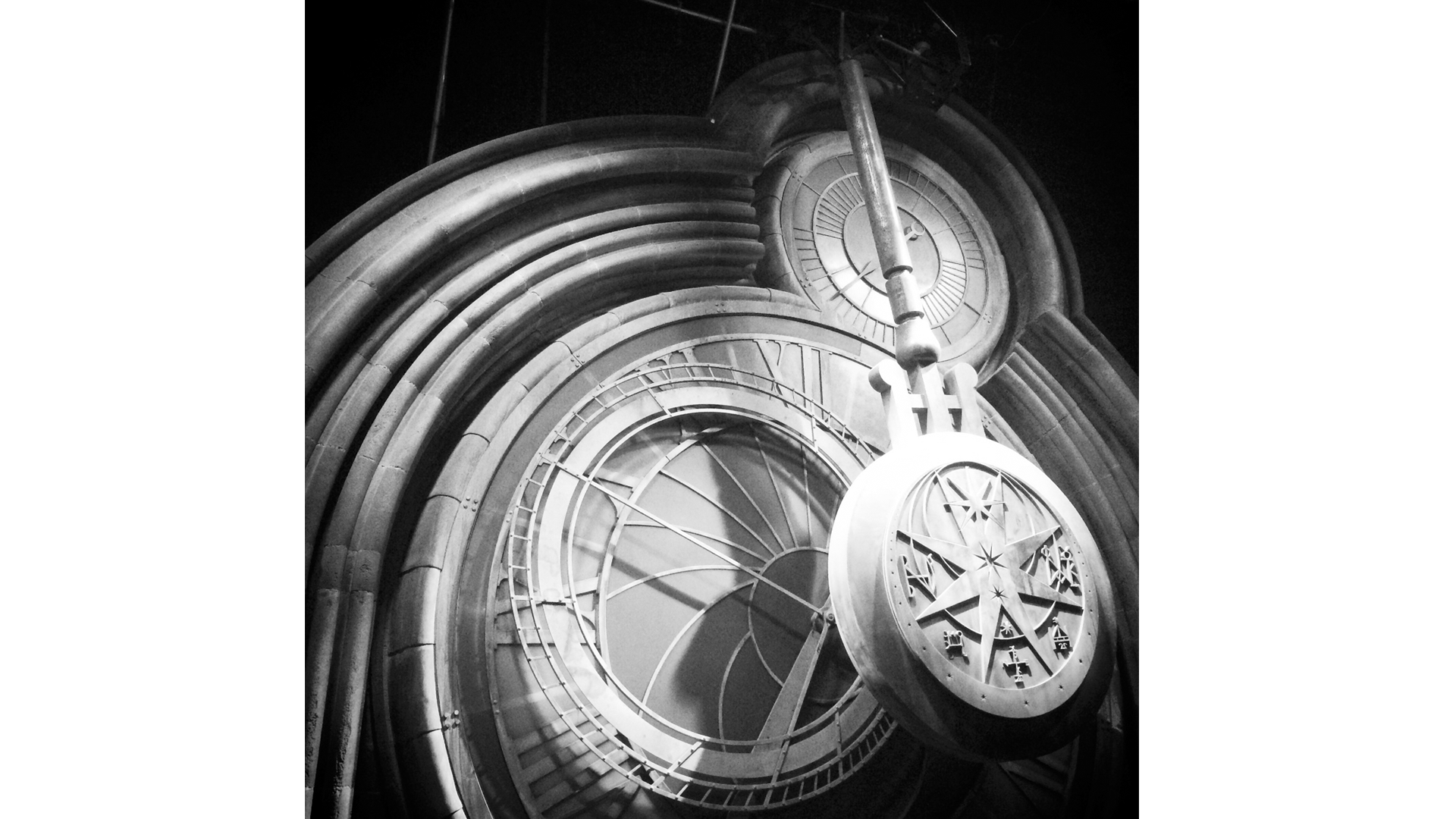 Ilustracja przedstawia wahadło zegara.