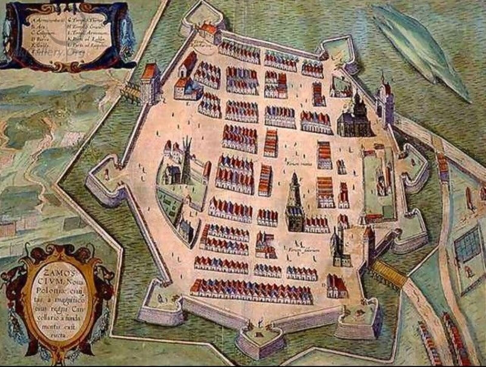 Ilustracja przedstawia plan renesansowego Zamościa na starej rycinie. Miasto ma formę nieregularnego wielokąta, otoczonego murem obronnym z wystającymi w kształcie serc ośmioma bastionami oraz trzema wieżami z bramami, do których prowadzą drogi. Mury otacza fosa z wodą. Wewnątrz znajduje się Rynek Wielki z Ratuszem, oraz rzędy  kamieniczek, usytuowanych wzdłuż prostopadle wytyczonych uliczek. Po lewej stronie ryciny umieszczone zostały inskrypcje na dwóch dekoracyjnych polach.