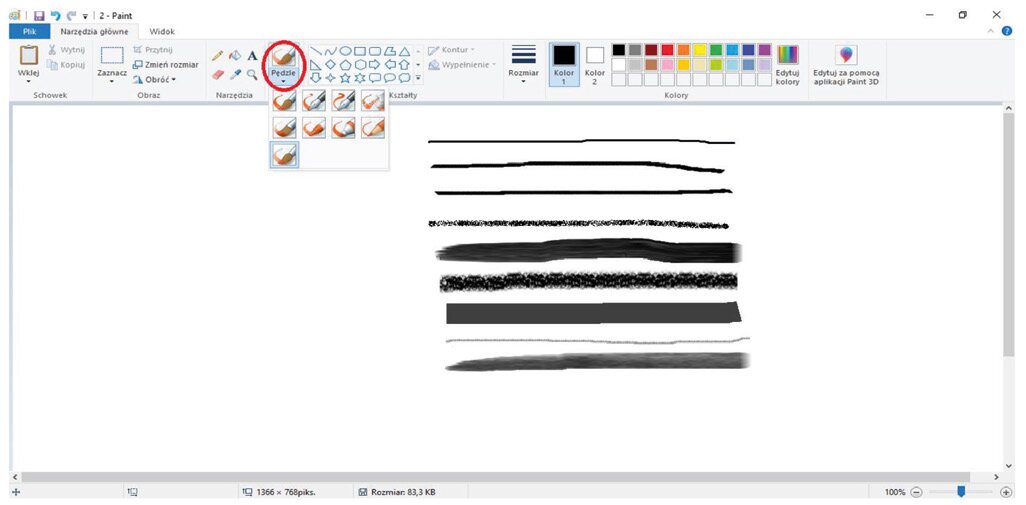 Zrzut ekranu z rozwiniętą zawartością edytora programu Paint (w tym: Obraz, Narzędzia, Kształty, Kolory). Ikonka Pędzel zakreślona czerwonym kółkiem. Poniżej widoczne różne grubości pędzla. W edytorze narysowane różną grubością pędzla czarne poziome kreski.