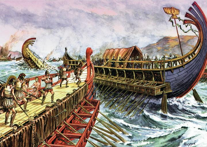 Ilustracja przedstawia starożytną bitwę morską. Widać dwie galery, które się atakują. W oddali widoczna jest tonąca galera.