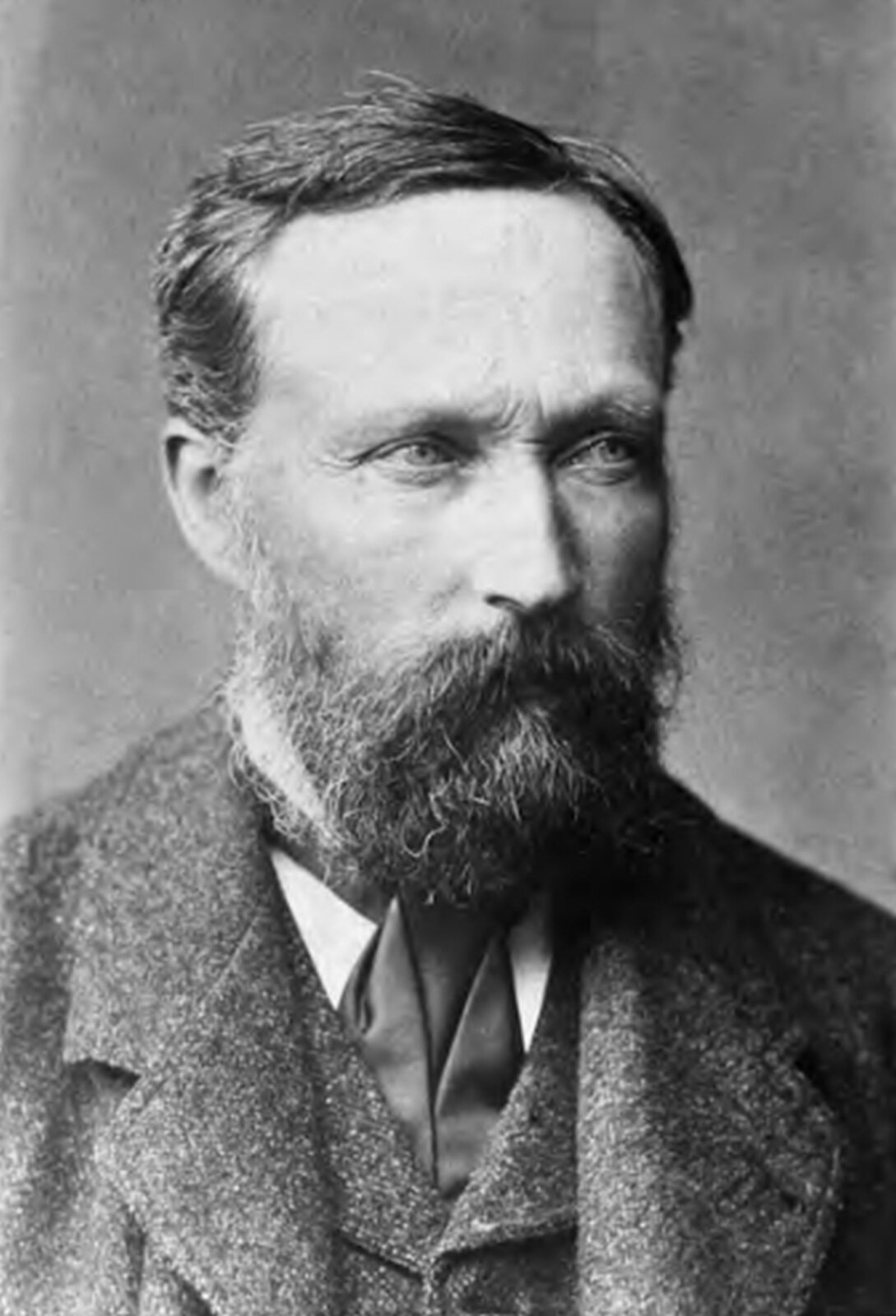 Na planszy widoczny jest Benedykt Dybowski. Ubrany jest w garnitur, koszulę i krawat. Ma wysokie czoło, smukłą twarz, gęstą brodą, włosy zaczesane na bok i oczy skierowane w prawo.