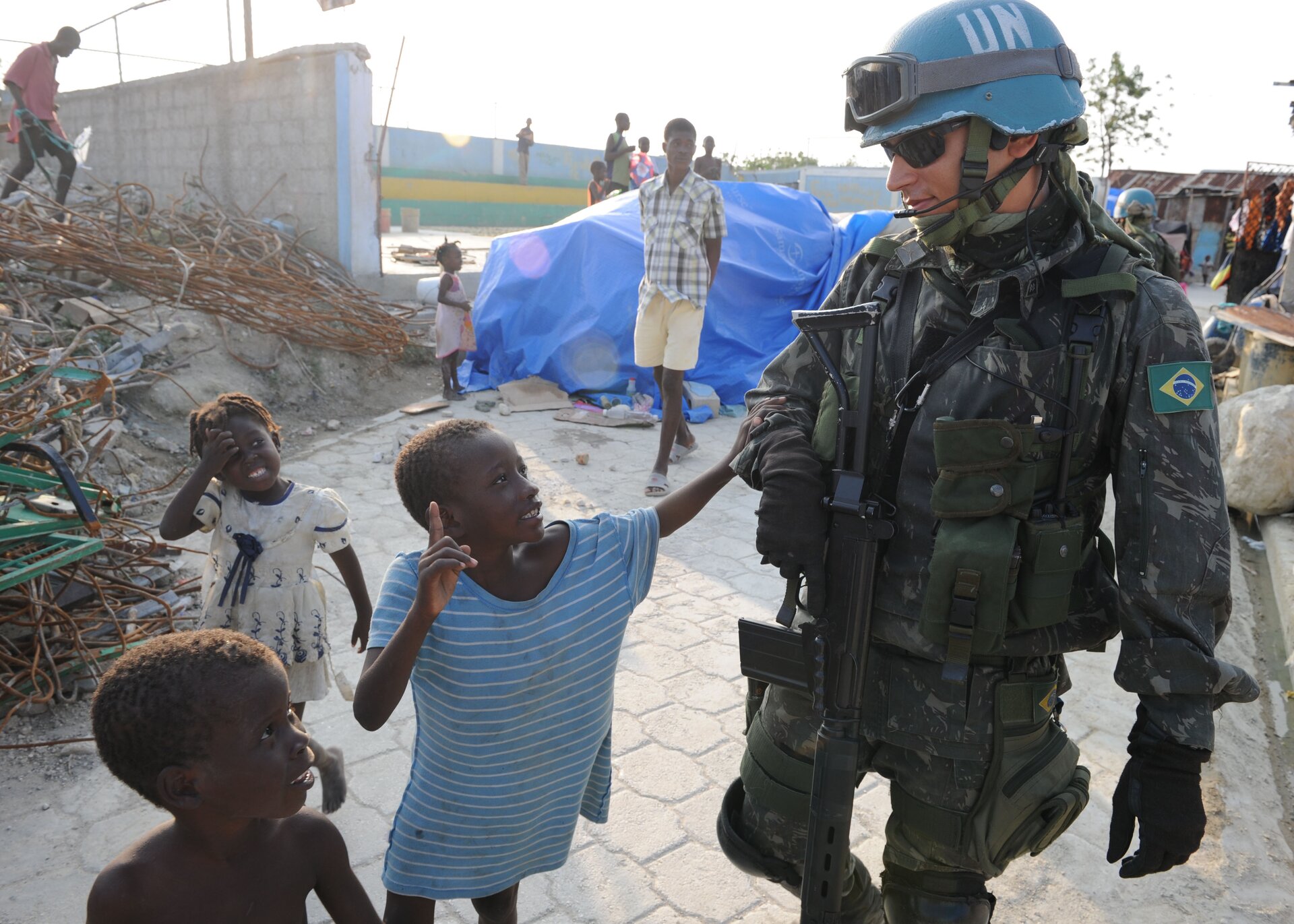 Operacja humanitarna ONZ po trzęsieniach ziemi, Port-au-Prince, Haiti, żołnierz podczas patrolu