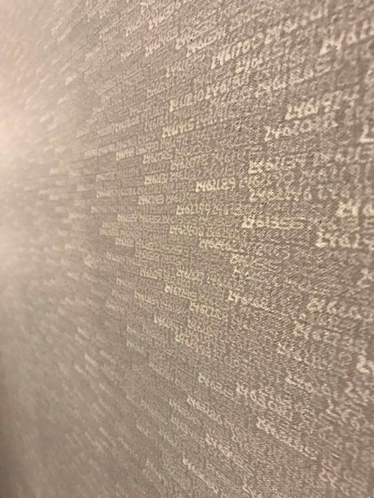 Obraz przedstawia zbliżenie na namalowane na szarym tle liczby - od 2450737 do 2473067.