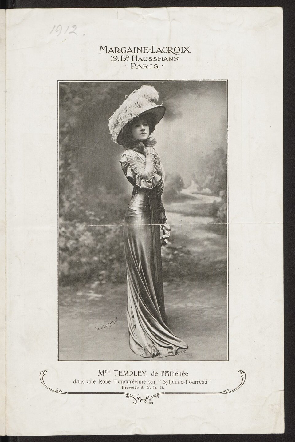 Stara fotografia przedstawiająca kobietę w długiej, eleganckiej i dopasowanej sukni o gładkiej, lśniącej fakturze. Kobieta pozuje z prawą ręką uniesioną ku szyi. Na głowie ma duży, ozdobny kapelusz z piórami. W tle jest namalowany rozmyty krajobraz. Zdjęcie znajduje się na stronie czasopisma. Nad nim jest napis Margaine-Lacroix Haussmann Paris pod nim Mlle Templey de l'Athénée.