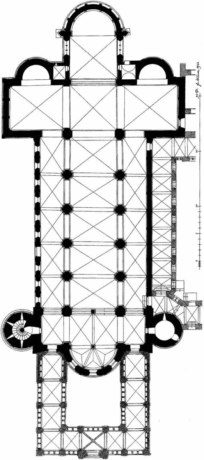 Ilustracja o kształcie pionowego prostokąta przedstawia czarno‑biały plan kościoła Maria Laach. Czarną grubą linią zaznaczono zewnętrzne ściany trójnawowej budowli z transeptem, apsydą i kapliczkami. Od strony zachodniej znajdują się po bokach dwie okrągłe wieże. Przed frontem usytuowany jest narteks.  