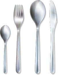 Grafika przedstawia sztućce klasyczne. Widoczne są od lewej: mała metalowa łyżeczka, metalowy widelec z czterema zębami, duża metalowa łyżka oraz duży metalowy nóż o zaokrąglonej końcówce ostrza. Trzonki sztućców znajdują się u dołu.