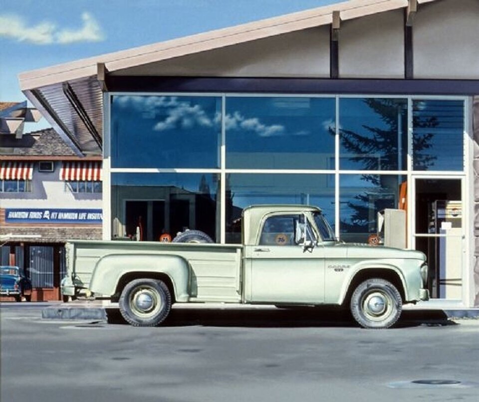 Ilustracja przedstawia dzieło wykonane przez Ralpha Goings pt. „Złoty Dodge”. Goings namalował pikapa - samochód charakteryzujący się skrzynią ładunkową znajdującą się zaraz za kabiną pasażerską. Na obrazie pikap znajduje się na pierwszym planie: jest zaparkowany na jezdni, tuż za nim znajduje się niski budynek ze szklana witryną. W witrynie odbijają się jasne chmury i błękitne niebo.