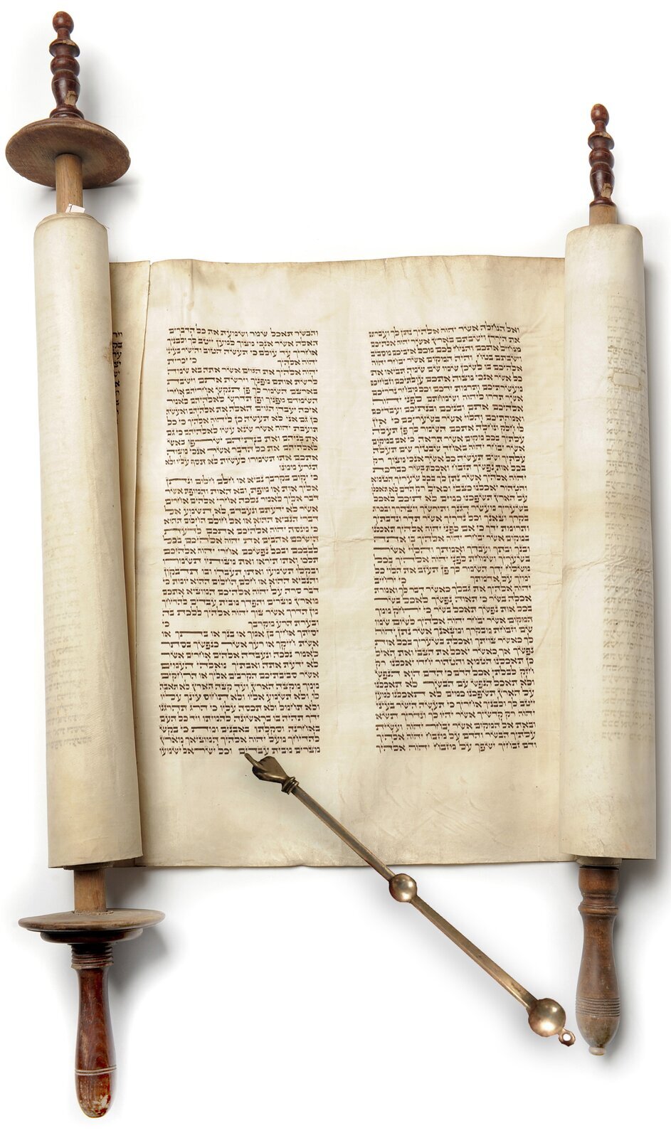 Ilustracja przedstawia długi pas papieru zapisany pismem odręcznym. Zwój pergaminu zwinięty jest na dwóch wałkach wykonanych z drewna, a ich części wystające poza pergamin zdobione są rzeźbą i inkrustacją. Na karcie leży pałeczka w kształcie ręki.