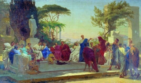 Obraz przedstawia ludzi zgromadzonych na placu otoczonym drzewami. Na białej posadzce stoi tłum zwrócony w stronę mężczyzny w intensywnie niebieskiej szacie, który w prawej dłoni trzyma fragment papirusu, a lewą wskazuje przed siebie. Zebrani stoją oraz siedzą wokół, patrząc na niego. Z lewej strony znajduje się biała rzeźba ukazująca podobiznę starszego mężczyzny. Z prawej strony na wysokim krześle siedzi mężczyzna ubrany w czerwoną szatę z kapturem. W tle znajduje się wysoki budynek, fragment góry oraz jasne niebo.