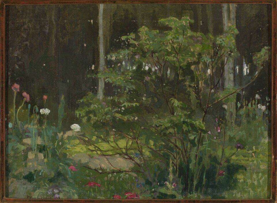 Ilustracja przedstawia leśny krajobraz. Na pierwszym planie ukazany jest ulistniony krzak. Wokół rosną kwitnące maki. W tle ocieniony las.