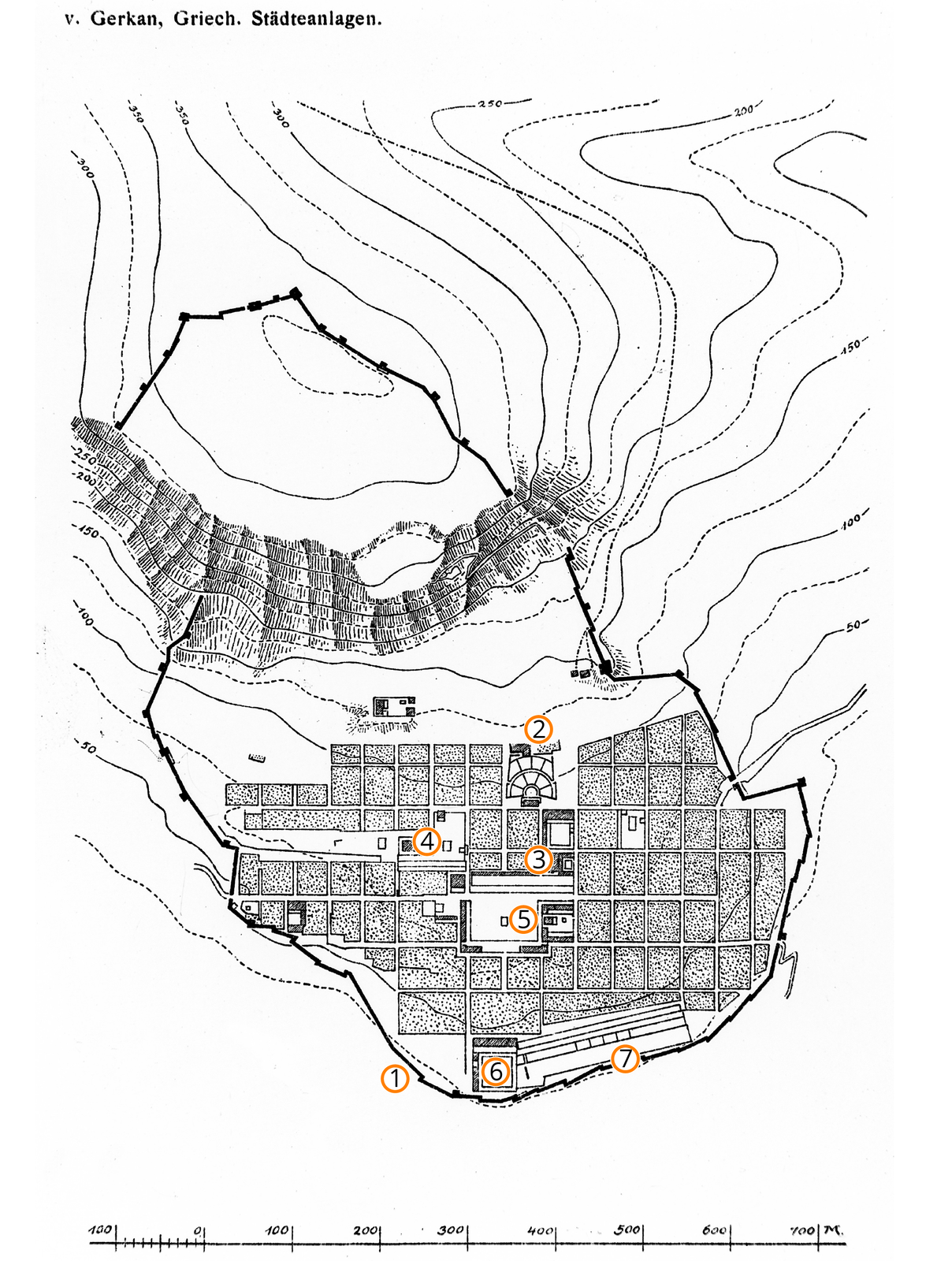Ilustracja przedstawia schemat miasta, z zaznaczonymi elementami, takimi jak: mury miejskie okalające ze wszystkich stron powierzchnie polis. Mur tworzy nierówny owalny kształt. W centralnym punkcie, widoczny jest amfiteatr, półkolisty symbol ze schodami. Obok zaznaczone są poszczególne gmachy użyteczności oraz duży plac na planie kwadratu. 