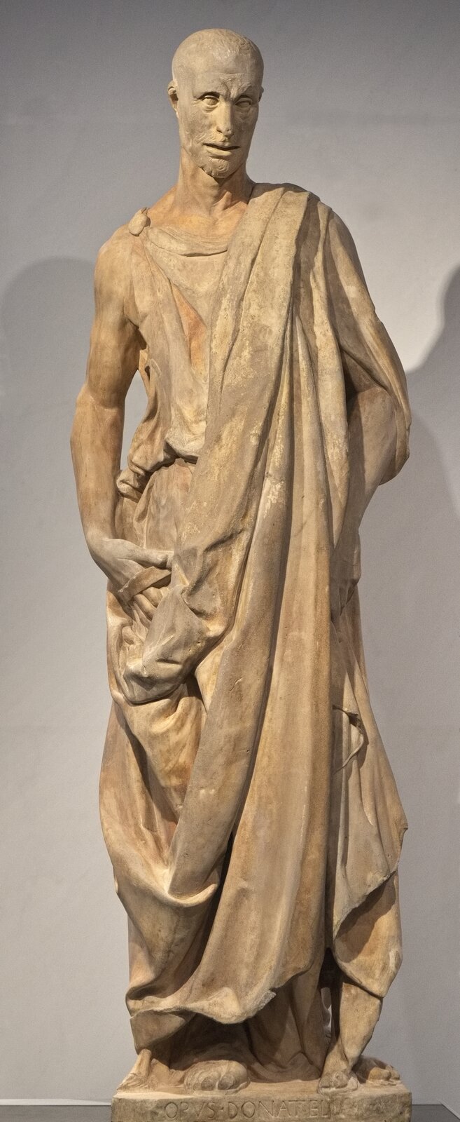 Rzeźba w jasnobeżowym marmurze, przedstawiająca wysoką postać proroka, prawdopodobnie Habakuka, o ascetycznej sylwetce, wyrazistej twarzy i ciele przechylonym nieco w prawą stronę.  Rzeźba oddaje wyjątkową ekspresję i psychologiczną głębię postaci.