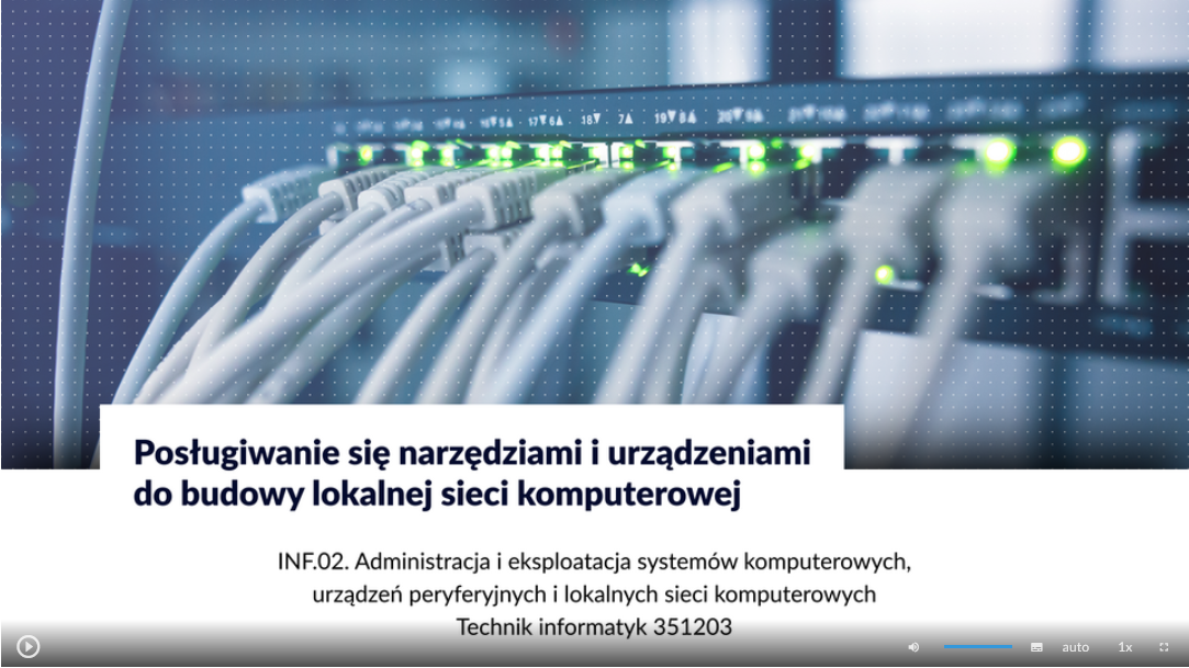 Ilustracja przedstawia wygląd ekranu odtwarzania filmu. W centrum grafiki widoczna jest ramka z tytułem: Posługiwanie się narzędziami i urządzeniami do budowy lokalnej sieci komputerowej. W jego dolnej części znajdują się ikony z różnymi opcjami. W dolnym lewym rogu widać ikonę trójkąta w kółku. Jest to ikona włączania odtwarzania filmu. Kolejna ikona znajduje się dopiero w połowie ekranu dolnego paska. Jest to ikona megafonu. Obok niej widać niebieski pasek, który oznacza poziom głośności. Obok znajduje się ikona człowieka, od którego głowy odchodzą dwie fale. Umożliwia ona włączanie alternatywnej ścieżki dźwiękowej. Dalej znajduje się mały biały prostokąt z czarnymi paskami w jego dolnej części. Pozwala ona na włączenie napisów. Kolejna ikona to napis auto, która umożliwia wybranie jakości filmu. Obok niej widać ikonę jedynki z iksem. Po kliknięciu na nią można wybrać szybkość odtwarzania filmu. Ostatnia ikona to kreski tworzące kwadrat. Kreski te tworzą jedynie krawędzie kwadratu. Jest to opcja włączania trybu pełnoekranowego.