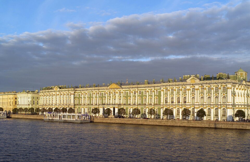 Zdjęcie przedstawia pałac w stylu barakowym, jest położony na brzegu Newy. To prostokątny gmach z  prostokątnymi oknami, zakończonymi łukami i naprzemiennie występującymi wypukłymi i wklęsłymi elementami. Pomiędzy oknami są pilastry. Dwa pilastry, zwieńczone tympanonem z frontonem, są ozdobione herbami. Dach zwieńczony jest balustradową attyką. Pałac stoi nad brzegiem rzeki.