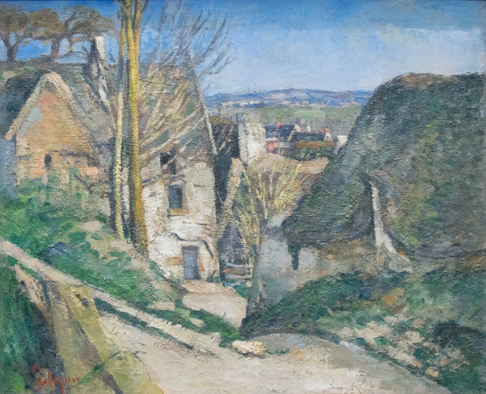 Ilustracja przedstawia obraz Paula Cézanne’a „Dom wisielca”, ukazujący fragment wiejskiego krajobrazu z zabudowaniami. W pierwszym planie widoczna jest ścieżka, która po lewej stronie wznosi się ku górze i wychodzi poza kadr. Po prawej stronie znajduje się duży dom częściowo zasłonięty przez nasyp porośnięty trawą. Po lewej stronie ustawione są kolejne domy o spadzistych dachach, tworzące zwartą grupę zabudowań. W górnej, lewej części kompozycji, na wzniesieniu, rosną drzewa. W tle rozciągają się łagodne wzgórza oraz jasne, spokojne niebo. Cézanne buduje pejzaż za pomocą krótkich, nakładanych warstwowo pociągnięć pędzla, które tworzą charakterystyczną, nieco „mozaikową” strukturę. Plamy barwne są wyraźne, ale ich granice pozostają miękkie, co sprawia, że poszczególne elementy zdają się lekko zlewać ze sobą. Kolorystyka opiera się na zestawieniach chłodnych błękitów i zieleni z ciepłymi odcieniami ochry i brązu, co podkreśla podział przestrzeni i konstrukcyjny charakter przedstawienia. Całość sprawia wrażenie analitycznego, uporządkowanego ujęcia krajobrazu, w którym każdy element został zbudowany z przemyślanych relacji barw i form.