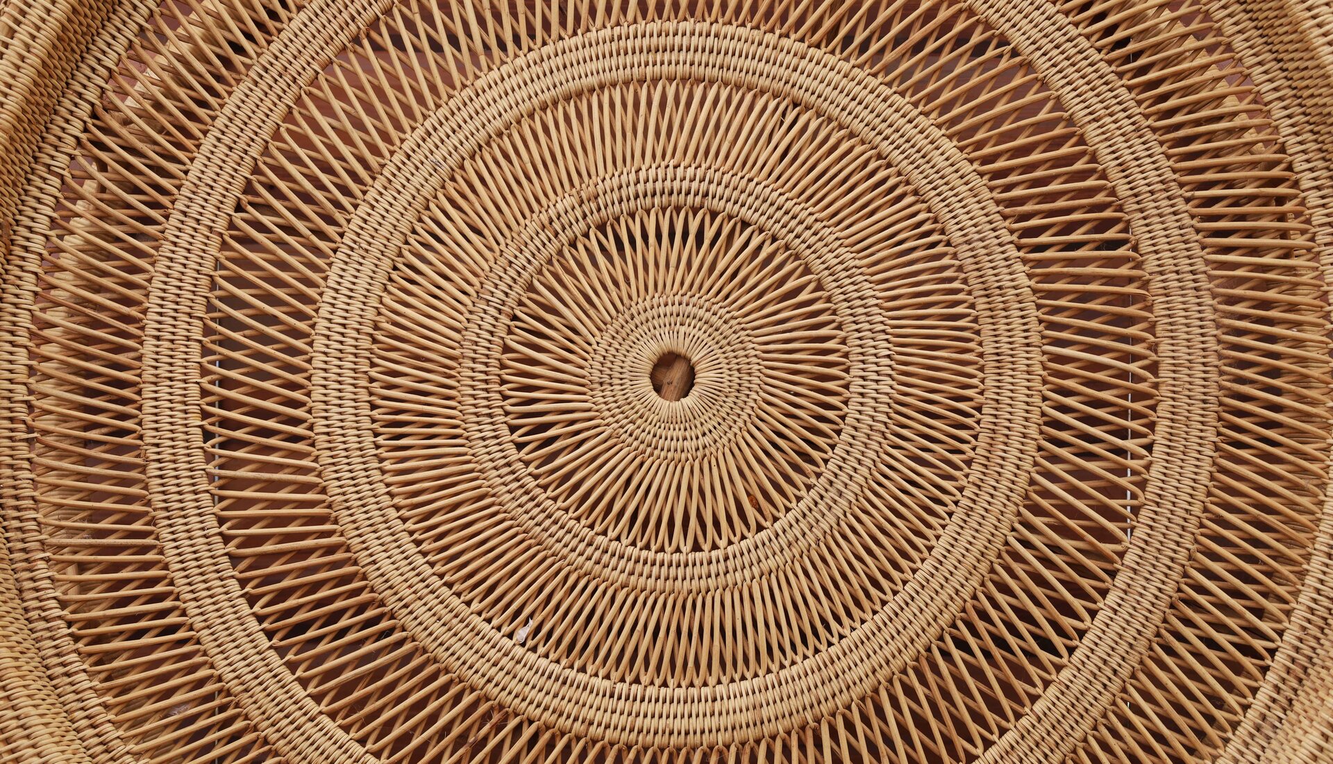 Zdjęcie okrągłej maty z ozdobnymi wzorami.