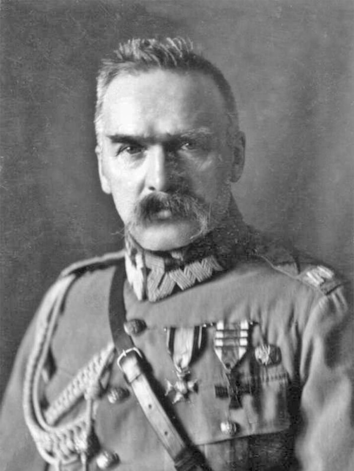 Fotografia czarno-biała przedstawiająca portret Józefa Piłsudskiego.