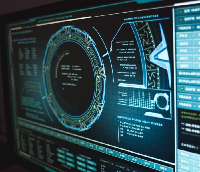 Zdjęcie pierwsze, podpisane Programowanie systemów mechatronicznych, przedstawia ekran monitora na którym widoczny jest program do projektowania technicznego.