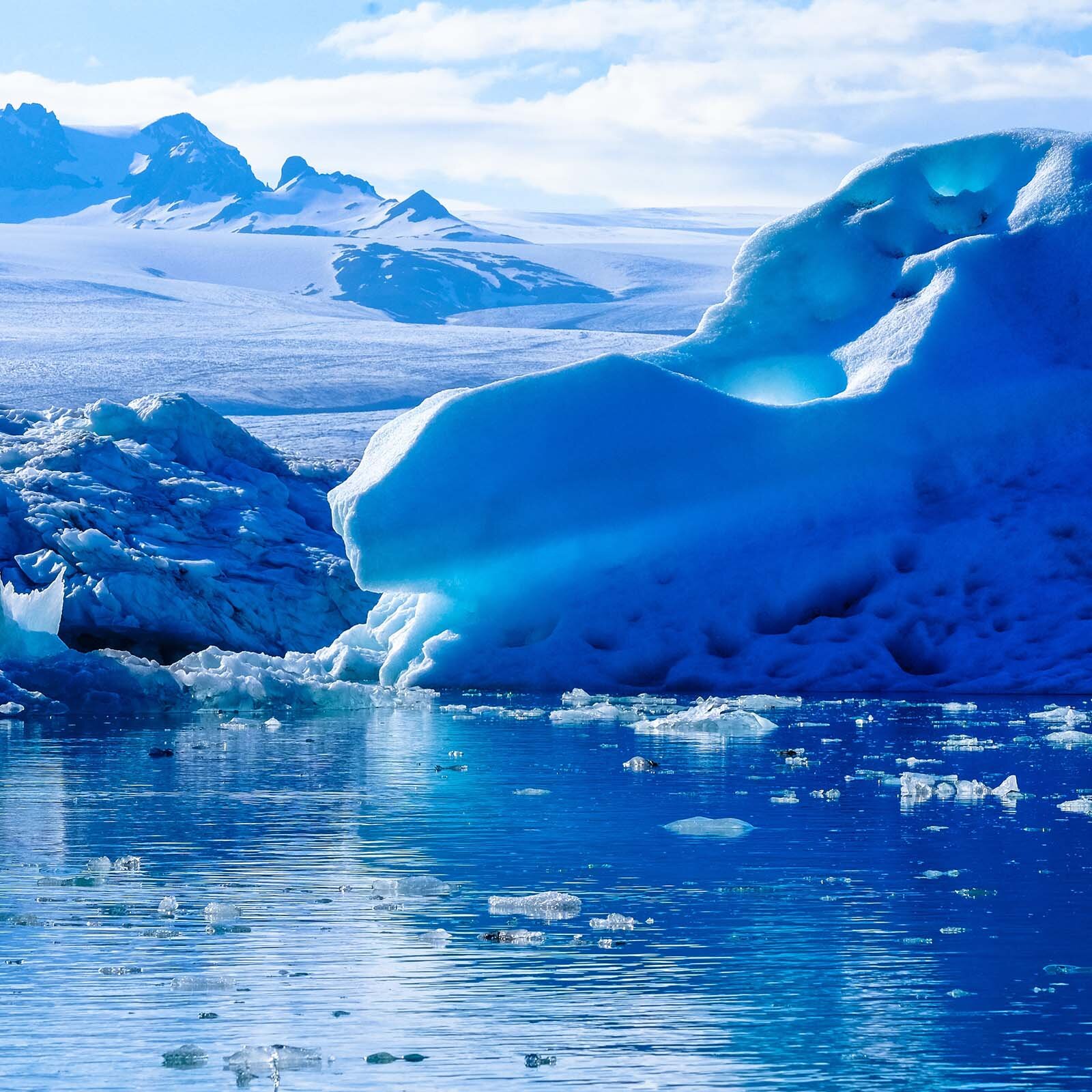 Zdjęcie przedstawia lodowce. Niektóre z nich wchodzą bezpośrednio do morza. 