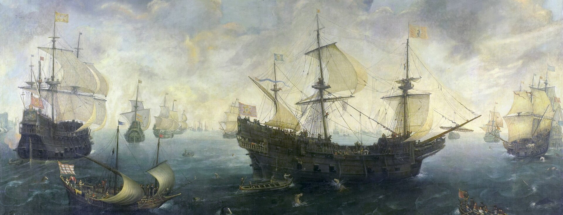 Obraz przedstawia kilkanaście okrętów o białych żaglach i wysokich kadłubach. Między nimi pływają mniejsze żaglowce i szalupy wypełnione ludźmi. Z masztów okrętów powiewają flagi. 