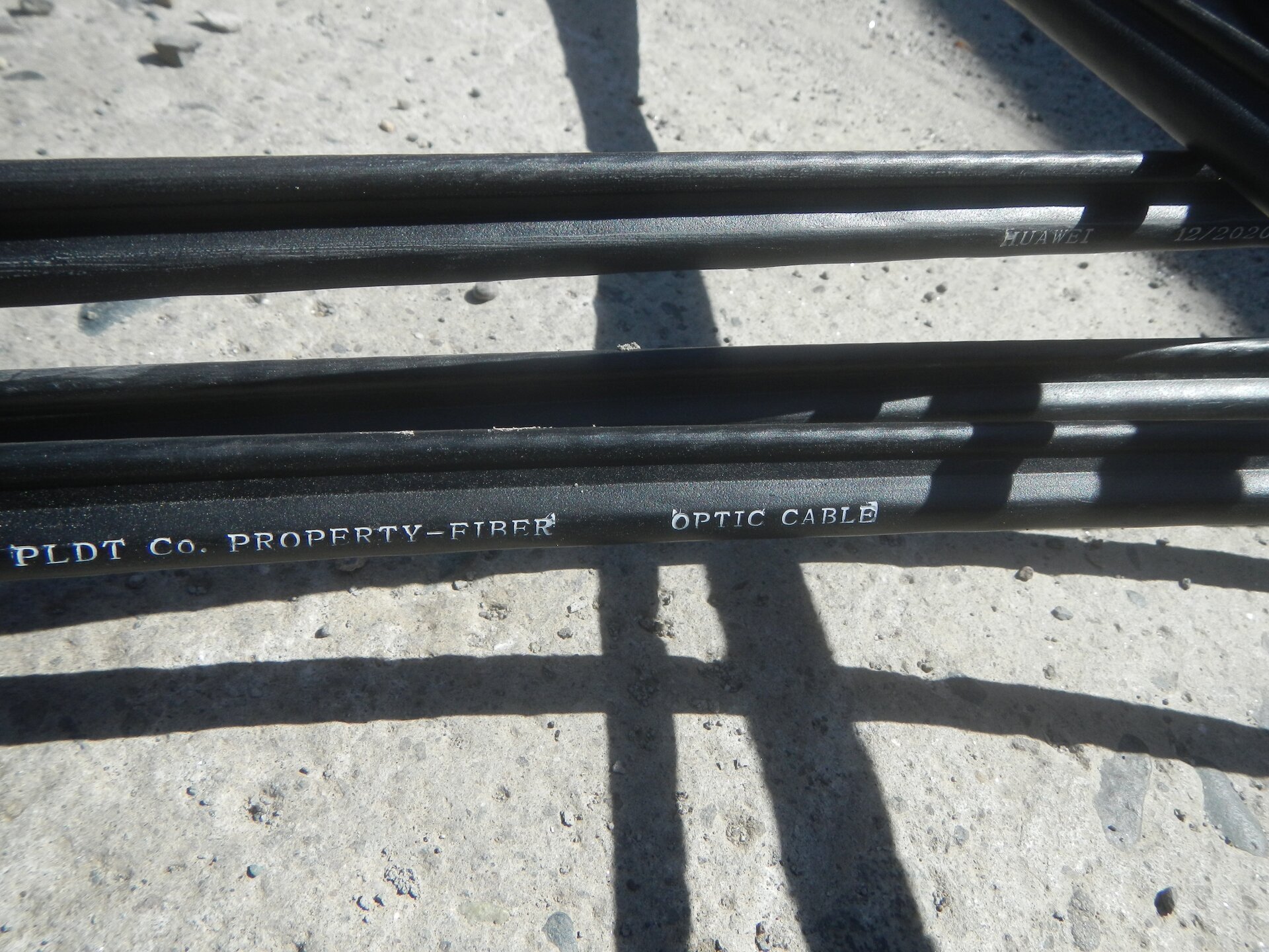 Przedstawione zdjęcie ukazuje czarną rurę, służącą do ochrony kabli. Na fotografii widać wnętrze rury, które charakteryzuje się bruzdą, służącą do umieszczenia przewodów.