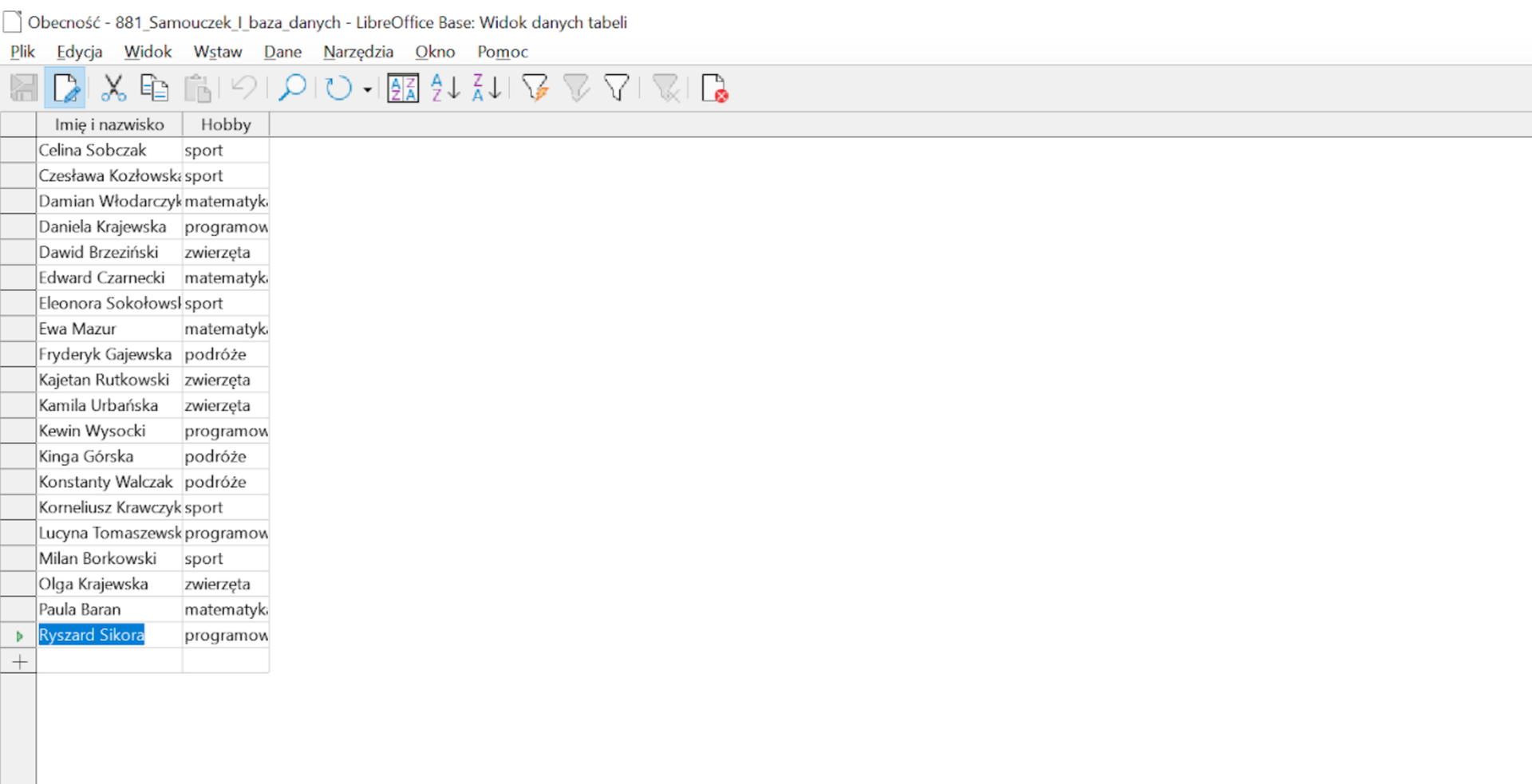 Ilustracja przedstawia arkusz w Libre Office. W górnej części ekranu znajduje się menu. Tabela zawiera dwie kolumny. Kolumna pierwsza ma nagłówek Imię i nazwisko. Kolumna druga ma nagłówek Hobby. Dane zawarte w tabeli. Wers 2: Celina Sobczak; sport. Wers 3: Czesława Kozłowska; sport. Wers 4: Damian Włodarczyk; matematyka. Wers 5: Daniela Krajewska; programowanie. Wers 6: Dawid Brzeziński; zwierzęta. Wers 7: Edward Czarnecki; matematyka. Wers 8: Eleonora Sokołowska; sport. Wers 9: Ewa Mazur; matematyka. Wers 10: Fryderyk Gajewski; podróże. Wers 11: Kajetan Rutkowski; zwierzęta. Wers 12: Kamila Urbańska; zwierzęta. Wers 13: Kewin Wysocki; programowanie. Wers 14: Kinga Górska; podróże. Wers 15: Konstanty Walczak; podróże. Wers 16: Korneliusz Krawczyk; sport. Wers 17: Lucyna Tomaszewska; programowanie. Wers 18: Milan Borkowski; sport. Wers 19: Olga Krajewska; zwierzęta. Wers 20: Paula Baran; matematyka. Imię i nazwisko Pauli Baran w wersie 20 jest zaznaczone.