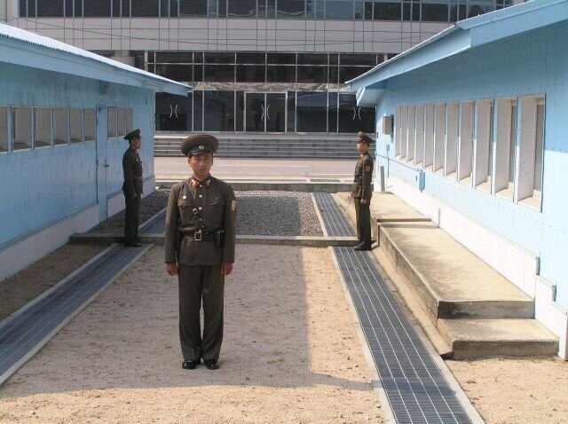 Strefa zdemilitaryzowana (od strony Korei Północnej) Źródło: Strefa zdemilitaryzowana (od strony Korei Północnej), Fotografia, licencja: CC BY-SA 3.0.