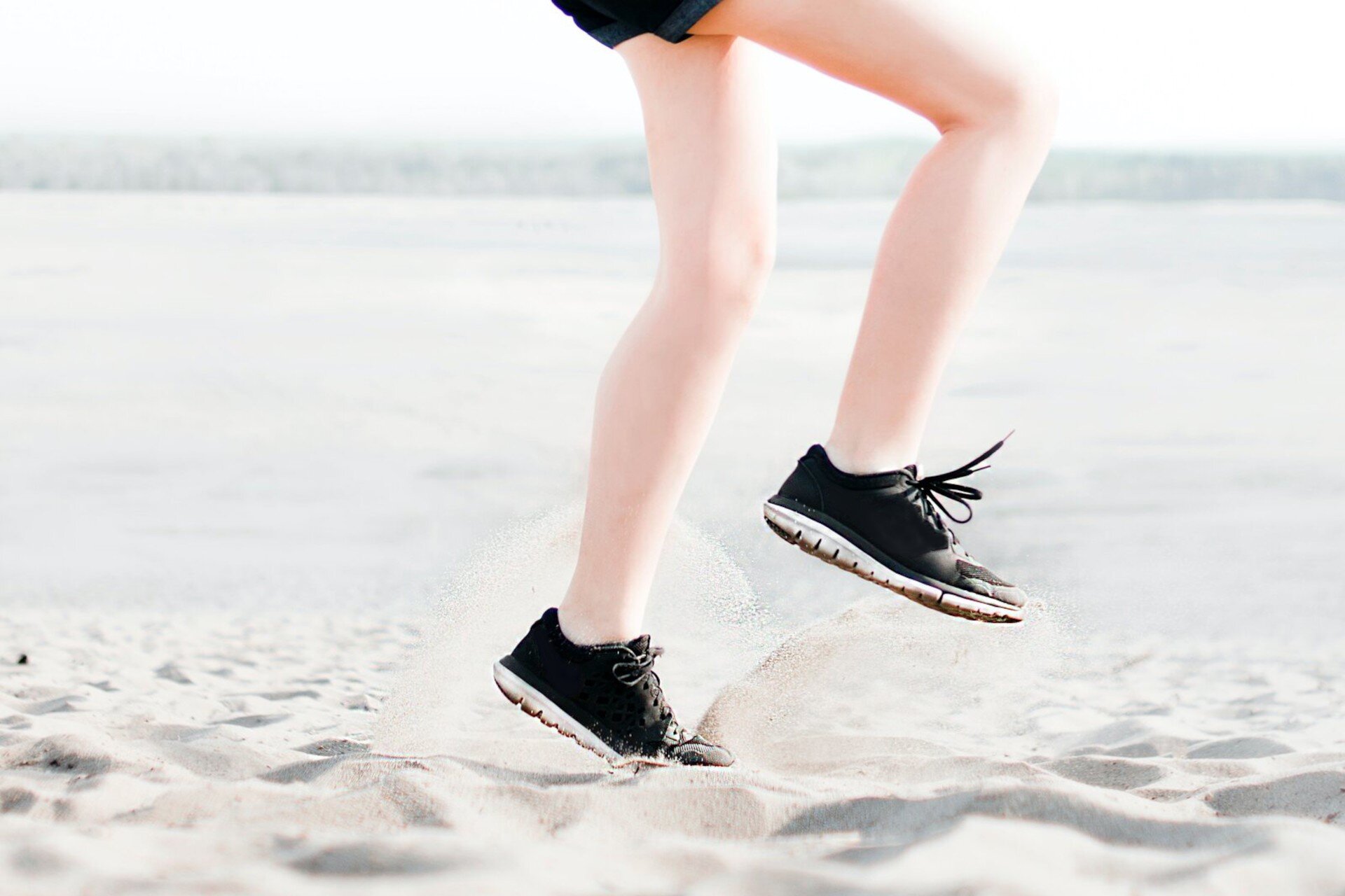 Ilustracja przedstawia biegnące dziecko.