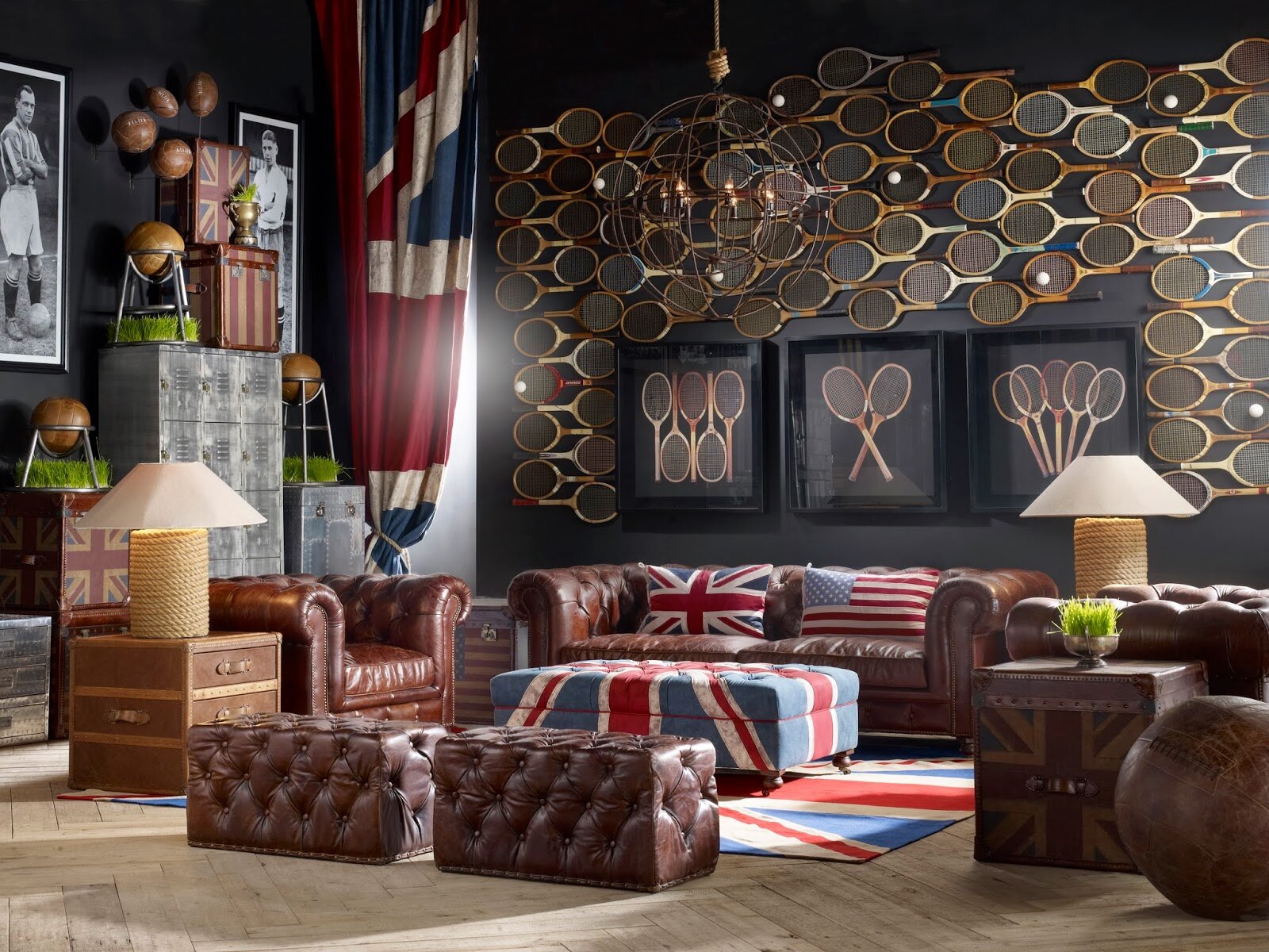 Na zdjęciu znajduje się pomieszczenie. We wnętrzu ściany wyłożone są starymi rakietami do tenisa. Skórzane meble zawierają akcent narodowy: poduszki z motywem brytyjskiej i amerykańskiej flagi; podnóżek i dywan oraz kotara w rogu pomieszczenia również zawierają motyw brytyjskiej flagi. Przy ścianie stoją metalowe szafki, nad którymi wiszą czarno‑białe zdjęcia sportowców‑piłkarzy nożnych oraz stelaże z piłkami. Podłogę stanowi drewniany parkiet.