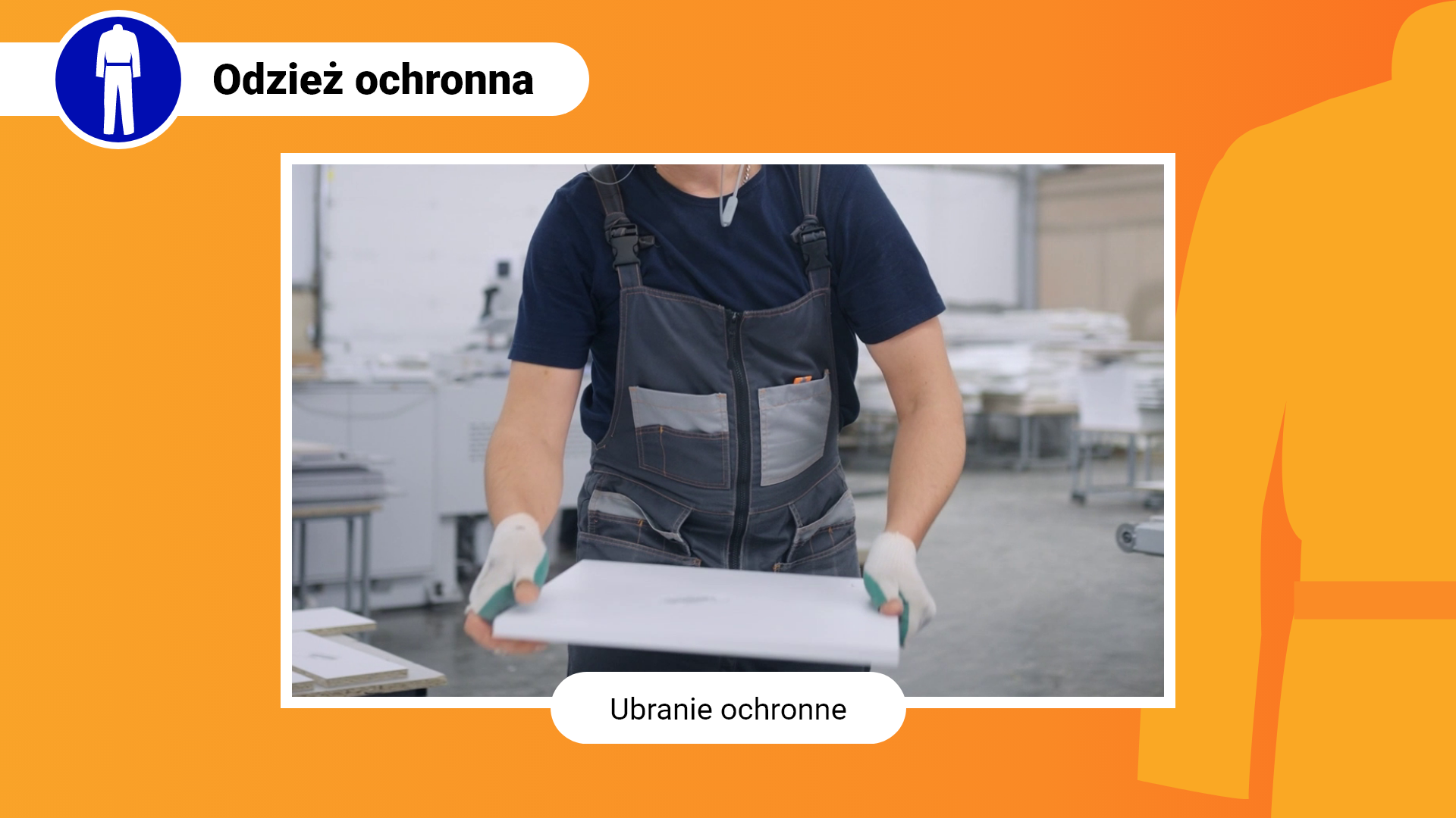 Zdjęcie w ramce z podpisem: ubranie ochronne. Przedstawia zbliżenie na mężczyznę w koszulce z krótkim rękawem i w spodniach ochronnych typu ogrodniczki. Spodnie posiadają szelki i klapę na korpus wraz z kieszeniami. Mężczyzna ma na dłoniach rękawiczki ochronne. Niesie kafelek. 