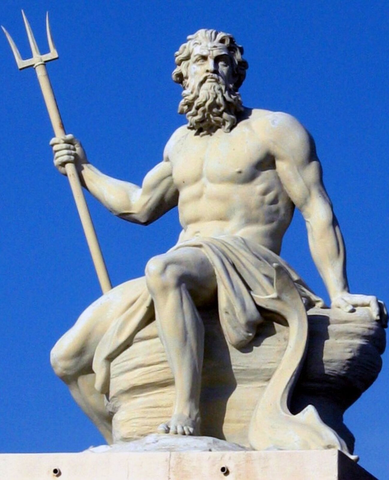 Ilustracja przedstawia posąg siedzącego Posejdona. W mitologii greckiej jest on bogiem mórz, trzęsień ziemi, żeglarzy, rybaków. Mężczyzna w prawej ręce trzyma trójząb, który symbolizuje wodę i panowanie nad nią. Ma długie, lekko kręcone włosy oraz brodę i wąsy.
