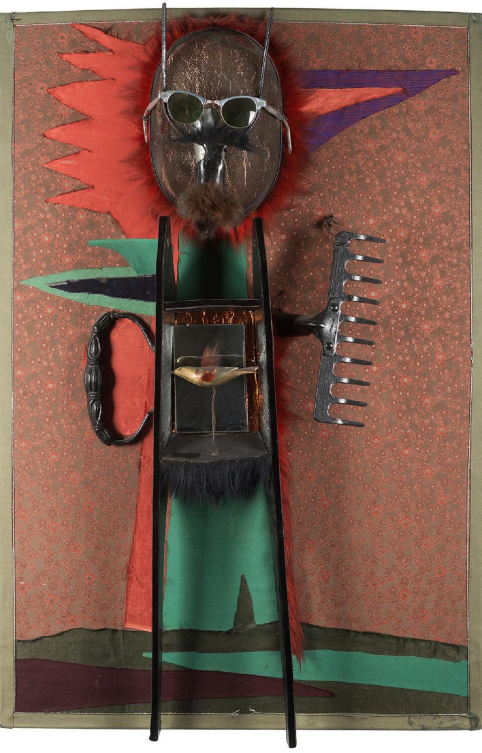 „Ptasznik” to dzieło, w którym połączono ze sobą gotowe przedmioty. Wygląda, jakby przedstawiało postać. Jej tułów stworzony jest z taczki dziecięcej w kolorze czarnym, której rączki są skierowane w dół. Taczka nie ma kół. W jej środkowej części artysta umieścił fragment lustra oraz dekorację w kształcie ptaka, na metalowym pręcie. Po prawej stronie ptaka, poza taczką przyczepiono metalowe grabie, a po lewej - czarną, metalową, zaokrągloną rączkę. Na górze umieszczono przód maski szermierczej, a na niej końcówkę wideł, stare okulary i kawałki pluszowej tkaniny. Dookoła rzeźby znajdują się poprzyklejane różnokolorowe kawałki materiału. W tle znajduje się tkanina o kwiatowym wzorze.