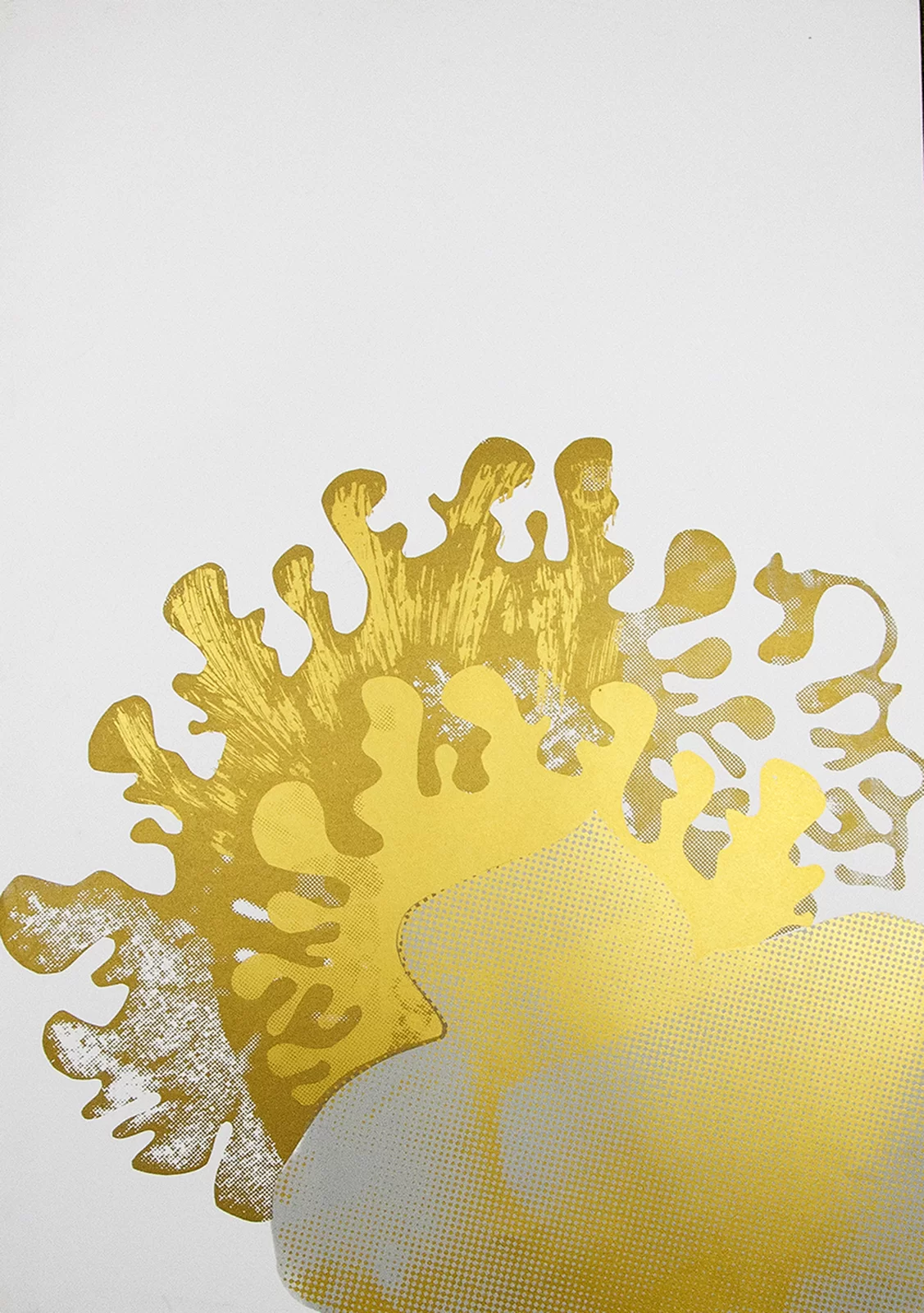 Ilustracja przedstawia obraz Agaty Dworzak‑Subocz „Portrait – gold”. Ukazuje abstrakcję złożoną z plam w kolorach złotych. Plamy znajdują się w dolnej części, górna jest niewypełniona.