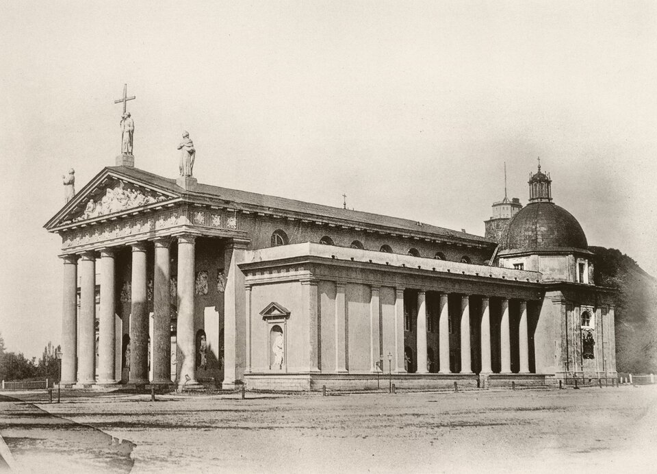 Ilustracja przedstawia wygląd katedry wileńskiej po przebudowie w stylu klasycystycznym. Świątynia posiada prostokątną bryłę. Ma trójnawowy układ. Fasada frontowa ozdobiona została sześciokolumnowym portykiem. Na jej szczycie wznoszą się figury św. Kazimierza, św. Heleny z krzyżem i św. Stanisława. Duża kompozycja figuralna w tympanonie przedstawia ofiarę Noego. Między pilastrami budynku stoją posągi. 