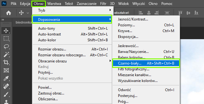 Ilustracja przedstawia okno programu. Z menu wybrano zakładkę: Obraz, następnie w Obrazie wybrano Dopasowania i kolejno: Czarno‑biały. 