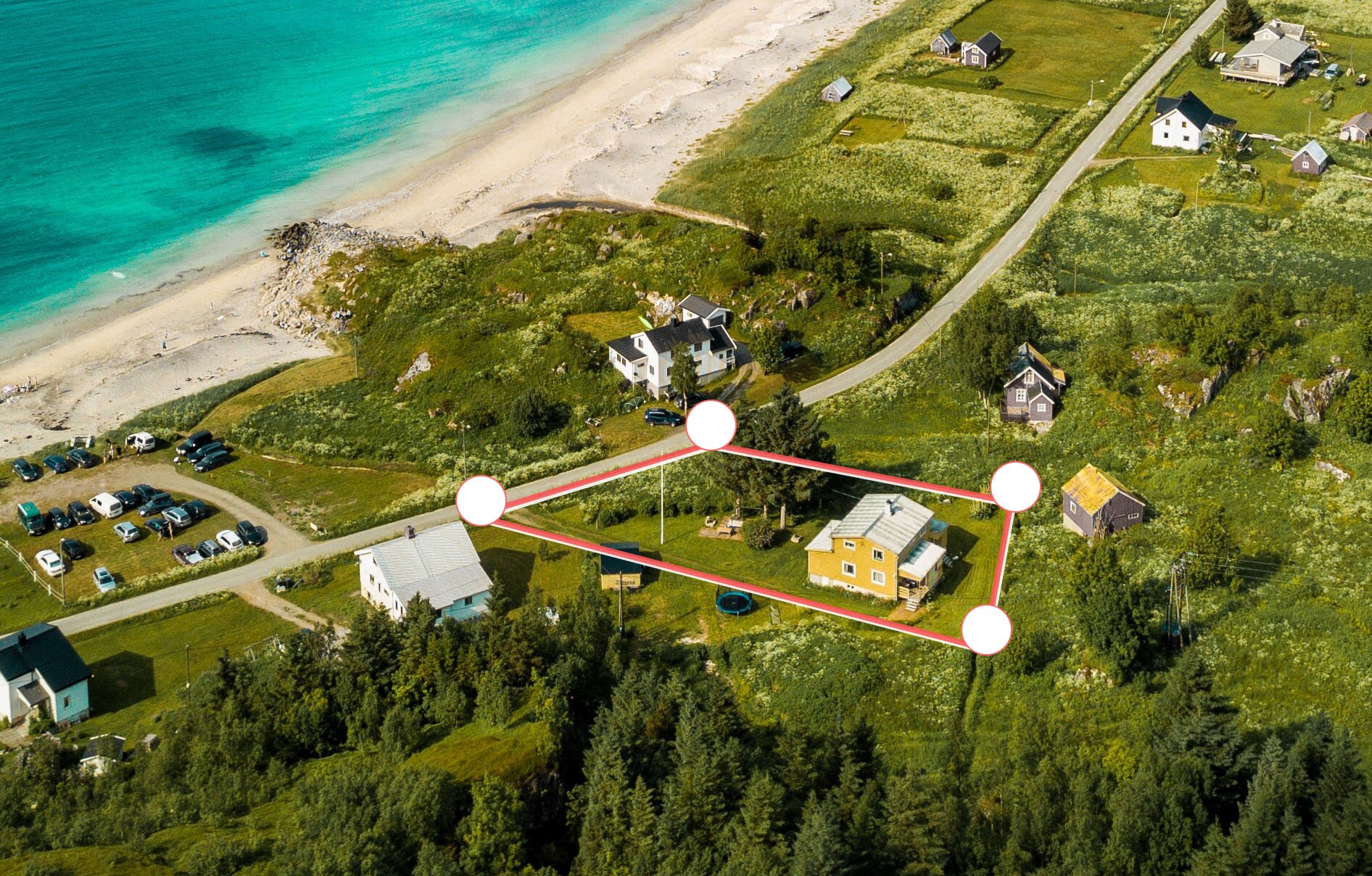 Zdjęcie przedstawia widok z lotu ptaka na działkę i jej otoczenie, na zdjęciu zostały naniesione linie przedstawiające granice działki oraz cztery kropki przedstawiające punkty graniczne.