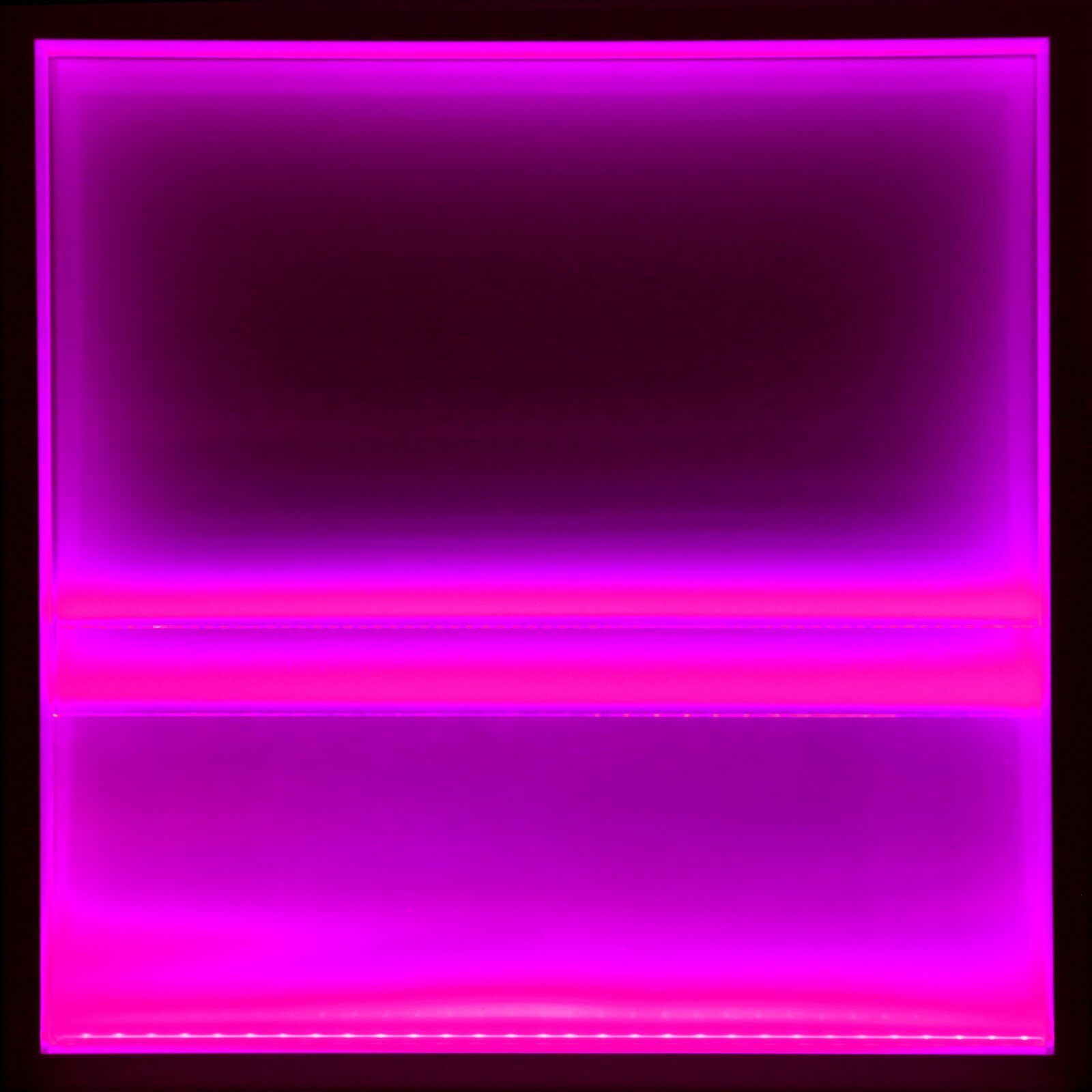 Ilustracja przedstawia pracę Agnieszki Majak „(Po)widok2‑dom". Jest instalacją ukazującą kwadratową, różową powierzchnię oświetloną lampami. Poziome pasy światła lamp tworzą łagodne przejścia od intensywnego różu po fiolet.