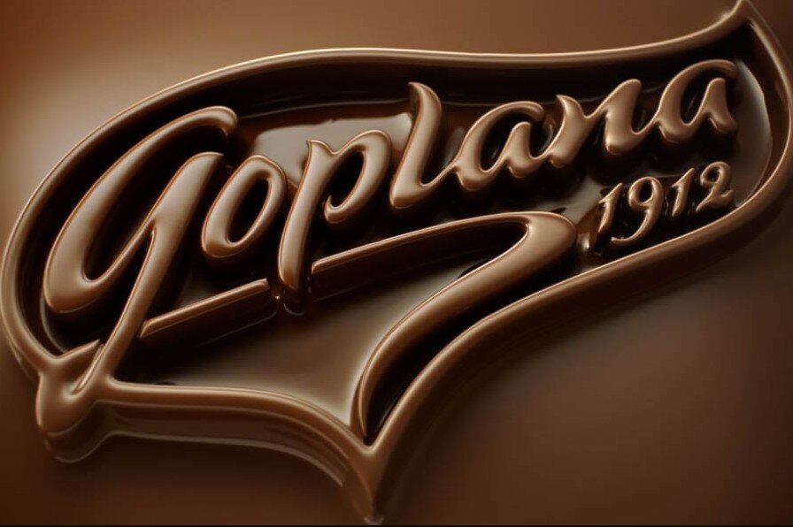 Kawałek czekolady z wytłoczonym w niej logo marki: Goplana 1912.