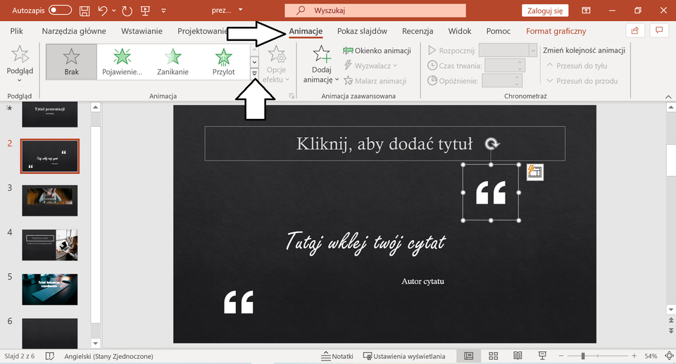 Ilustracja przedstawia otwarty program PowerPoint, w którym otwarta jest prezentacja. U góry na pasku zadań została wybrana opcja Animacja. Po lewej stronie białą strzałką został oznaczony suwak umożliwiający wybranie więcej opcji z ikon gwiazd. 