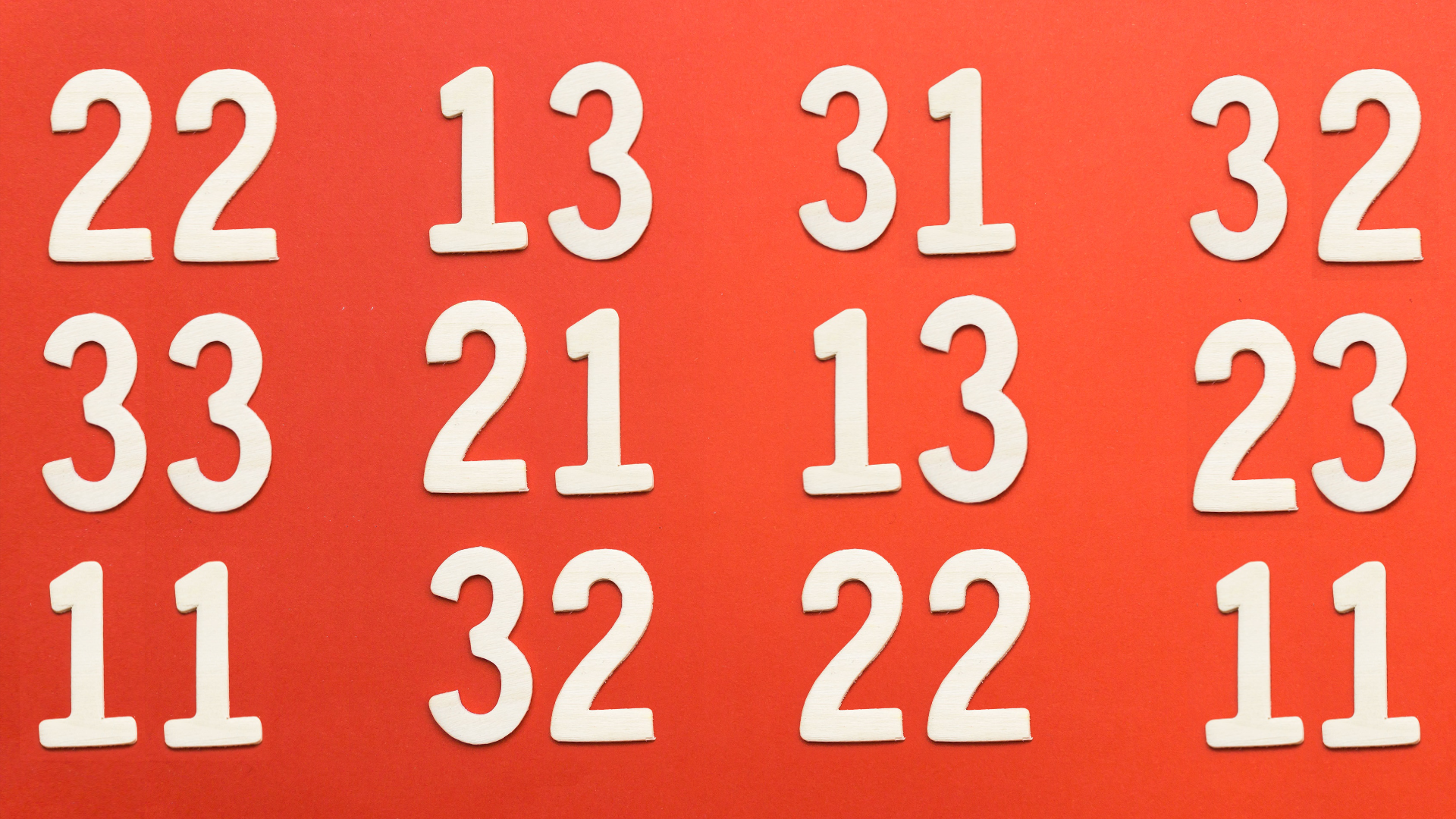 Grafika przedstawia 12 liczb. Liczby są ułożone po cztery w trzech rzędach. W górnym rzędzie od lewej znajdują się liczby: 22, 13, 31, 32. W środkowym rzędzie od lewej znajdują się liczby: 33, 21, 13, 23. W dolnym rzędzie od lewej znajdują się liczby: 11, 32, 22, 11.