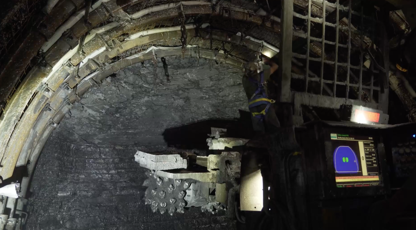 Etap budowania obudowy stalowej podatnej (ŁP): zabudowa kolejnych odrzwi obudowy